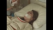 free хорошенькая брюнетка в смирительной рубашке привязана ко рту к постели в больнице free