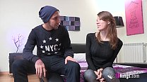 free парень с большим членом и застенчивая юная девушка встречаются и трахаются впервые free