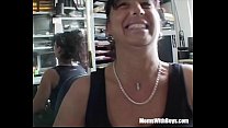 free momswithboys трахается в офисе со зрелой брюнеткойшлюшкой free