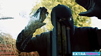 free 18летнюю зои кларк накормили спермой после того как скачали на большом хуе головорезов в масках free