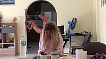 free шаловливая падчерица спряталась в холодильнике и получила задницу от отчима пока мама смотрит телевизор free