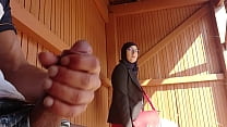 free молодой парень шокирует эту мусульманскую девушку которая ждала свой автобус своим большим членом боже ктото их free