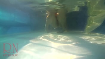 free 수중 보지 쇼 mermaid 운지법 수음 우아하고 유연한 아기 야외 수영장에서 수중 수영 비키니 수영복을 입은 걸레 암캐는 뱀처럼 물속에서 꿈틀거리며 엉덩이와 성기를 보여줍니다 수중에서 멋진 섹스를 하고 free