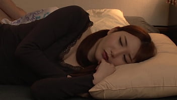 free httpsbitly3s0ustv 옆에 누나가 있는데도 소리를 끄지 않고 av를 보는 형 그것을 눈치챈 언니는 못 본 척 하려 하지만 사타구니는 그녀의 말을 듣지 않고4부 free