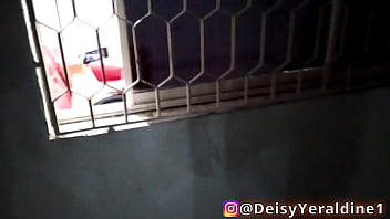 free пойманный я иду по улице и вижу свою соседку в окно ее дома я слежу за ней пока она мастурбирует смотря черное free