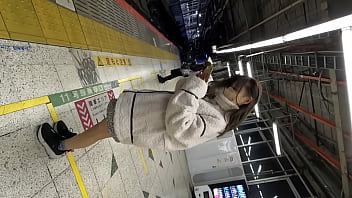 free 공원에서 피크닉 데이트 함께 자고있는 커플을 몰래보고 그녀의 남자 친구 옆에서 그녀에게 사정을 제공합니다 free