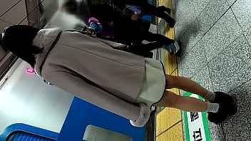 free 같은 아파트에 사는 검은 머리와 아름다운 다리의 엔짱을 따라갔다 나는 그녀를 엘리베이터에서 만났다 나는 즉시 그녀를 따라 그녀의 방으로 갔다 그녀의 치마와 질내 사정의 내부 사진 free