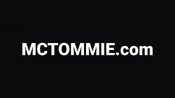 free горячая рыжая молодая женщина ленина краун трахается в своем черном миниплатье и получает кримпай free
