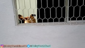 free пиллада поймана прячась на улице шпионя за моей соседкой через окно ее дома в то время как она мастурбирует free
