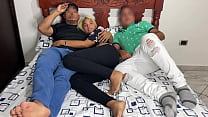 free смотрю фильм с моим парнем и его лучшим другом который ложится рядом со мной и начинает трогать мою задницу рядом free