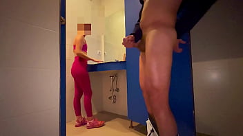 free я прячусь в женской раздевалке спортзала и удивляю девушку которая помогает мне кончить free