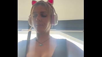 free тренируясь в спортзале я так много бегала что у меня вылезла грудь и я так возбудилась от этой сцены что промокла free