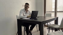 free сегодня моя секретарша пришла на работу одетая очень вызывающе и мастурбировала под столом я не удержался и free