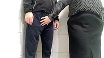 free ゴージャスな熟女が公衆トイレでオナニーする free