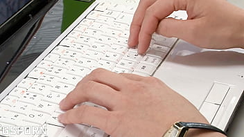 free 東京のオフィスでセックスする日本人秘書の4p free