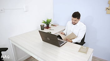 free моя сотрудница очень плохо выполняет свою работу мне приходится ее поправлять с помощью члена free