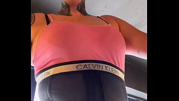 free в спортзале меня чуть не выгнали за то что я надел блузку на девушку я вся вспотела и пот стекал по моей пизде free