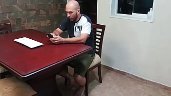 free пока моя сводная сестра убирается в доме я ублажаю ее и даю ей выпить свою сперму free