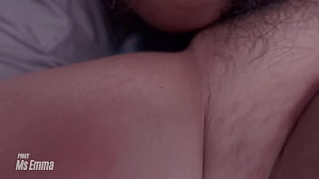 free 인도네시아 포르노 호색한 큰 가슴 아내 바람피우는 바람을 피우고 남편이 다른 방에서 쉬고 있는 동안 옆집 남자가 그녀의 털이 많은 보지와 섹스할 수 있게 합니다 free